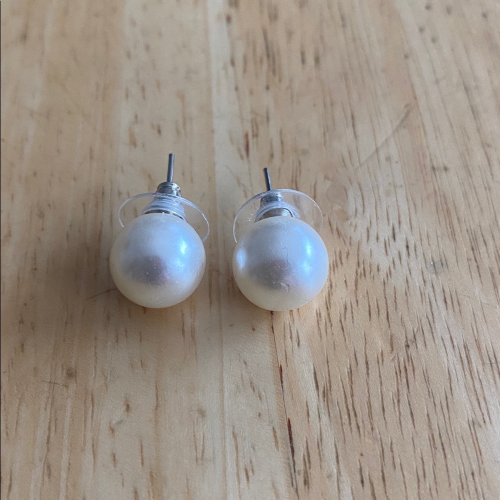 Elegant faux Pearl Stud Earrings NWOT in pink mesh gift bag